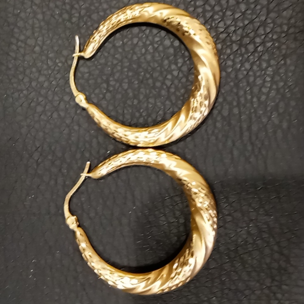 14kt Gold Hoops with diamond cut accents.Shiny and sparkly!
